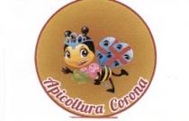 ELEMENTO VERBALE COSTITUITO DAL NOME APICOLTURA CORONA E PARTE GRAFICA RAPPRESENTATA DALLA FIGURA STILIZZATA DI UN APE INSERITA ALL INTERNO DI ELEMENTO VERBALE COSTITUITO DAL NOME APICOLTURA CORONA E PARTE GRAFICA RAPPRESENTATA DALLA FIGURA STILIZZATA DI UN APE INSERITA ALL INTERNO DI UNA FIGURA CIRCOLARE. L IMMAGGINE SUDDETTA TIENE FRA LE MANI UNO SCETTRO CHE SIMBOLEGGIA UN FIORE, SULLA TESTA UNA CORONA E ALL INTERNO DELLE ALI E RAPPRESENTATA LA RIVISITAZIONE DELLA BANDIERA SARDA. ELEMENTO VERBALE COSTITUITO DAL NOME APICOLTURA CORONA E PARTE GRAFICA RAPPRESENTATA DALLA FIGURA STILIZZATA DI UN APE INSERITA ALL INTERNO DI