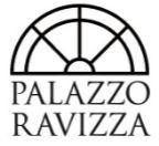 Consistente nella scritta PALAZZO RAVIZZA in caratteri stampatello maiuscolo con grazie, al di sopra della quale è posta, in posizione Consistente nella scritta PALAZZO RAVIZZA in caratteri stampatello maiuscolo con grazie, al di sopra della quale è posta, in posizione centrata, una figura costituita da tre semicerchi concentrici, definiti da semicirconferenze non equidistanti tra loro. Dalla semicirconferenza che definisce semicerchio interno più piccolo si dipartono tre linee rette, una verticale, le altre simmetricamente disposte a destra e a sinistra, suddividendo conseguentemente lo spazio interno al semicerchio. Consistente nella scritta PALAZZO RAVIZZA in caratteri stampatello maiuscolo con grazie, al di sopra della quale è posta, in posizione