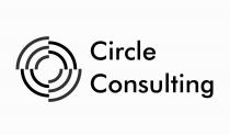 CIRCLE CONSULTING - Il logo consiste nella raffigurazione grafica di più archi disposti nei quattro quadranti del piano cartesiano. Nel CIRCLE CONSULTING - logo consiste nella raffigurazione grafica di più archi disposti nei quattro quadranti del piano cartesiano. Nel piano in alto a sinistra ed in quello in basso a destra sono raffigurati tre archi paralleli. Nel piano in alto a destra ed in quello in basso a sinistra, invece, sono raffigurati due archi, sempre paralleli fra loro. Gli archi rappresentati in alto a destra sono simmetrici rispetto a quelli raffigurati in basso a sinistra. Gli archi rappresentati in alto a sinistra sono simmetrici rispetto a quelli raffigurati in basso a destra. Gli archi posti nelle sezioni in alto a destra ed in basso a sinistra potrebbero infilarsi idealmente negli spazi vuoti siti tra gli archi posti nelle sezioni in alto a sinistra ed in basso a destra. Il logo raffigura un obiettivo fotografico stilizzato ed in particolare ricorda il movimento che lo stesso compie durante lo scatto o la messa a fuoco. Al logo viene associata la denominazione CIRCLE CONSULTING. CIRCLE CONSULTING - Il logo consiste nella raffigurazione grafica di più archi disposti nei quattro quadranti del piano cartesiano. Nel