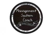 MANAGEMENT SYSTEM COACH BY SIMON CARNICELLI.MARCHIO FIGURATIVO RAPPRESENTATO DA UN CERCHIO NERO + ALL INTERNO UNA CORONA CONCENTRICA DI COLORE MANAGEMENT SYSTEM COACH BY SIMON CARNICELLI. MARCHIO FIGURATIVO RAPPRESENTATO DA UN CERCHIO NERO + ALL INTERNO UNA CORONA CONCENTRICA DI COLORE BIANCO GRAFFIATA + LA SEGUENTE SCRITTA IN BIANCO ALL INTERNO DEL CERCHIO E CONTORNATA DA UN NASTRO STILIZZATO: MANAGEMENT SYSTEM COACH BY SIMON CARNICELLI MANAGEMENT SYSTEM COACH BY SIMON CARNICELLI. MARCHIO FIGURATIVO RAPPRESENTATO DA UN CERCHIO NERO + ALL INTERNO UNA CORONA CONCENTRICA DI COLORE