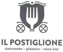 IL POSTIGLIONE RISTORANTE - PIZZERIA - WINE - BAR marchio costituito da un segno grafico che rappresenta in modo stilizzato, POSTIGLIONE RISTORANTE - PIZZERIA - WINE - BAR marchio costituito da un segno grafico che rappresenta in modo stilizzato, una carrozza con il tetto ondulato. Sulla sommita sono poste due curve, simmetriche tra loro e separate da un punto. in primo piano e posta, al negativo, l immagine di una forchetta. In basso destra e sinistra, le ruote con quattro raggi e relativi parafanghi. Sotto questa immagine stilizzata sono poste le scritte a caratteri di fantasia IL POSTIGLIONE RISTORANTE - PIZZERIA - WINE BAR su due righe. IL POSTIGLIONE RISTORANTE - PIZZERIA - WINE - BAR marchio costituito da un segno grafico che rappresenta in modo stilizzato