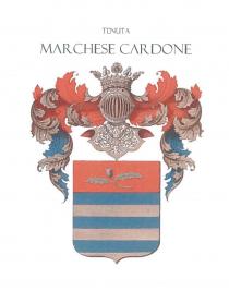 marchio figurativo è costituito dalla dicitura T E N U T A trascritta in caratteri aggraziati, in marchio figurativo è costituito dalla dicitura T E N U T A trascritta in caratteri aggraziati, in maiuscolo, di colore nero. Al di sotto, in posizione centrata, troviamo la dicitura M A R C H E S E C A R D O N E trascritta in caratteri aggraziati, in maiuscolo, di colore nero ma di corpo maggiore. Al di sotto, ancora, troviamo un elmo medievale, completo di gorgiera, corona turrita ed elementi floreali di colore giallo oro, bianco, rosso e blu. L elmo è ornato da un drappeggio posteriore che discende ai lati di colore rosso e blu, i cui risvolti, di colore giallo oro, simulano foglie naturali. Il marchio è completato da uno scudo a punta con bande orizzontali alternate di colore giallo oro e blu. In particolare l ultima banda in alto è più larga, di colore rosso e decorata con una infiorescenza di cardo di colore rosso completa di rametto e due foglie di colore giallo oro e verde . Il marchio figurativo è costituito dalla dicitura T E N U T A trascritta in caratteri aggraziati, in