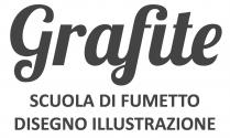 IL MARCHIO CONSISTE NELLA DENOMINAZIONE GRAFITE SCUOLA DI FUMETTO DISEGNO ILLUSTRAZIONE . IL MARCHIO HA LA LETTERA G IN MAIUSCOLO E IL MARCHIO CONSISTE NELLA DENOMINAZIONE GRAFITE SCUOLA DI FUMETTO DISEGNO ILLUSTRAZIONE . IL MARCHIO HA LA LETTERA G IN MAIUSCOLO E LE ALTRE LETTERE IN MINUSCOLO. TUTTI I CARATTERI SONO IN CORSIVO, GRASSETTO E TENDENTI LEGGERMENTE VERSO DESTRA. LA LETTERA G HA LA CODA APERTA E ARRICCIATA ALLA FINE. LA LETTERA R NON HA GRAZIE, OSSIA QUEGLI ALLUNGAMENTI ORTOGONALI PRESENTI ALLE ESTREMITÀ DELLE ASTE DI ALCUNI CARATTERI. LA LETTERA G ED R NON SONO ATTACCATE TRA ESSE. LA LETTERA A RISULTA AVERE UN CORPO TONDEGGIANTE E IL TRATTINO FINALE È ATTACCATO ALLA LETTERA F. QUEST ULTIMA HA L ASTA CON CODA CHIUSA E LA PARTE SUPERIORE CHE È UNITA AL PUNTINO DELLA LETTERA I SEGUENTE. LE LETTERE I, T ED E SONO UNITE TRA LORO DAI RISPETTIVI TRATTINI FINALI. LA LETTERA T HA IL TAGLIO DRITTO E CORTO, ABBASSATO DI POCO DALLA SOMMITÀ DELL ASTA VERTICALE CHE HA UN ARROTONDAMENTO DELL ESTREMITÀ INFERIORE PER FACILITARNE L UNIONE ALLA LETTERA SEGUENTE. SOTTO IL NOME GRAFITE È PREVISTA LA SCRITTA SCUOLA DI FUMETTO DISEGNO ILLUSTRAZIONE . TUTTI I CARATTERI SONO IN TESTO MAIUSCOLO E LE PAROLE SONO DIVISE SU DUE RIGHI. LA DICITURA SCUOLA DI FUMETTO È SUL PRIMO RIGO SOTTOSTANTE LA SCRITTA GRAFITE E LE PAROLE DISEGNO E ILLUSTRAZIONE SONO SUL SECONDO RIGO SOTTOSTANTE LA PAROLA GRAFITE. LA GIUSTIFICAZIONE DELLE DUE DEFINIZIONI SONO CENTRALI ED IN ASSE CON IL PUNTO MEDIO ORIZZONTALE DELLA SCRITTA GRAFITE.
