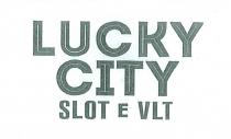 marchio è composto da una scritta superiore LUCKY CITY in stampatello, con all interno di ogni singola lettera delle righe marchio è composto da una scritta superiore LUCKY CITY in stampatello, con all interno di ogni singola lettera delle righe tali da riprodurre la forma stilizzata delle medesime lettere, con colore variabile in funzione del colore della parola, e da una scritta inferiore SLOT E VLT sempre in stampatello e di dimensioni più piccole. Il marchio è composto da una scritta superiore LUCKY CITY in stampatello, con all interno di ogni singola lettera delle righe