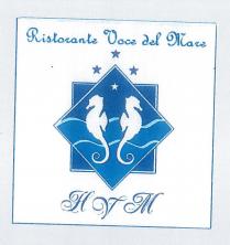 IL MARCHIO RISTORANTE VOCE DEL MARE E COSTITUITO DA DUE QUADRI SOVRAPPOSTI. ALL INTERNO DEL Il SONO DISEGNATI DUE CAVALLUCCI MARINI MARCHIO RISTORANTE VOCE DEL MARE E COSTITUITO DA DUE QUADRI SOVRAPPOSTI. ALL INTERNO DEL Il SONO DISEGNATI DUE CAVALLUCCI MARINI CONTRAPPOSTI DI SPALLE ED UNA STELLA DI COLORE BIANCO SITUATA IN POSIZIONE CENTRALE NELLA PARTE SUPERIORE. IL PREDETTO QUADRATO E SITUATO IN POSIZIONE OBBLIQUA RISPETTO AL PRIMO. ALL INTERNO SONO, INOLTRE, DISEGNATE DUE ONDE MARINE DI COLORE BLEU. NELLA PARTE SUPERIORE DEL MARCHIO SI RISCONTRANO: LA DICITURA HOTEL VOCE DEL MARE STILIZZATA E TRE STELLE DI COLORE BLEU SCURO NELLA PARTE INFERIORE DEL MARCHIO SONO POSIZIONATE LE SEGUENTI LETTERE: H. V. M. IL MARCHIO RISTORANTE VOCE DEL MARE E COSTITUITO DA DUE QUADRI SOVRAPPOSTI. ALL INTERNO DEL Il SONO DISEGNATI DUE CAVALLUCCI MARINI