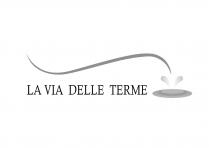 marchio consiste nella scritta LA VIA DELLE TERME . Nell insieme il logo ha la forma di un rettangolo orizzontale. Al marchio consiste nella scritta LA VIA DELLE TERME . Nell insieme il logo ha la forma di un rettangolo orizzontale. Al di sopra di essa compare una linea sinuosa che parte con una curva convessa verso il basso a sinistra e prosegue in orizzontale verso destra con la convessità in alto e alla fine compaiono due gocce che si dirigono verso una pozza, al di sotto si trova la scritta LA VIA DELLE TERME in stampatello maiuscolo, nell insieme il logo ha la forma di un rettangolo orizzontale. Il marchio consiste nella scritta LA VIA DELLE TERME . Nell insieme il logo ha la forma di un rettangolo orizzontale. Al