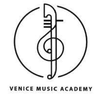 Denominazione:Venice Music Academy.Due semicerchi simmetrici divisi al loro interno da un elemento verticale; questo è composto da una raffigurazione stilizzata Denominazione:Venice Music Academy. Due semicerchi simmetrici divisi al loro interno da un elemento verticale; questo è composto da una raffigurazione stilizzata del Dolfin delle gondole veneziane orientato verso sinistra con al centro una linea a spirale che ricorda la parte centrale di una chiave musicale di violino.La parte superiore è composta da: un elemento di maggior spessore orientato verso sinistra caratterizzato da una linea verticale frapposta fra i due semicerchi che, previa curva verso sinistra scendono verso basso parallelamente e terminano in un ricciolo comune verso sinistra il ricciolo è a forma di piccolo cerchio . Al di sotto dell elemento verticale sono presenti quattro rebbi, 3 verso sinistra uno sotto l altro e uno verso destra posto all altezza del rebbio di sinistra più alto. Dal rebbio di destra parte la linea a spirale che scende in maniera curva verso sinistra portandosi al di fuori dell elemento verticale, per rientrare e risalire sempre in modo curvo verso destra formando una spirale che procede nello stesso modo e termina adagiandosi sull elemento verticale con un ricciolo uguale a quello prima descritto. Al di sotto del disegno e centrato rispetto allo stesso è presente la scritta VENICE MUSIC ACADEMY . Denominazione:Venice Music Academy.Due semicerchi simmetrici divisi al loro interno da un elemento verticale; questo è composto da una raffigurazione stilizzata