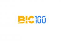 BIC 100 marchio figurativo con elementi verbali ; la dicitura è disposta su un unica riga ed è scritta con caratteri di BIC 100 marchio figurativo con elementi verbali ; la dicitura è disposta su un unica riga ed è scritta con caratteri di fantasia. termine bic è scritto con caratteri maiuscoli di colore arancione RGB 251,186,0, mentre il numero 100 è scritto con caratteri di colore blu RGB 29,113,184 . I due termini sono attraversati obliquamente in maniera ascendente da sinistra a destra, da un tratto rettilineo di colore bianco. BIC 100 figurativo
