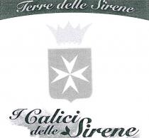 marchio è costituito dalla dicitura I Calici delle Sirene dove la lettera I risulta maiuscola e stilizzata, la parola marchio è costituito dalla dicitura I Calici delle Sirene dove la lettera I risulta maiuscola e stilizzata, la parola Calici stilizzata con la lettera C maiuscola, la parola delle in minuscolo ed, infine, la parola Sirene stilizzata con la lettera S maiuscola ed allungata dalla parte iniziale raffigurante una pinna. Al di sopra troviamo una rappresentazione grafica a forma di scudetto con all interno quattro figure geometriche con le punte rivolte verso il centro. Ancora sopra è raffigurata una corona a cinque punte. Al di sopra vi è la scritta stilizzata Terre delle Sirene racchiusa in una forma rettangolare. Il tutto come da esemplare allegato. Il marchio è costituito dalla dicitura I Calici delle Sirene dove la lettera I risulta maiuscola e stilizzata, la parola