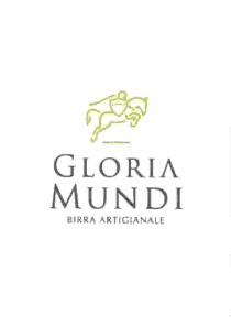 Marchio figurativo complesso contenente elementi denominativi consistente in due parti, la prima figurativa, la seconda denominativa. La parte figurativa rappresenta Marchio figurativo complesso contenente elementi denominativi consistente in due parti, la prima figurativa, la seconda denominativa. La parte figurativa rappresenta in forma visivamente unica, totale e stilizzata un cavaliere a cavallo leggermente inclinato in avanti, ritratti in posa di lancio al galoppo o superamento di ostacolo: cavaliere ha grande elmo con accenno di apertura visiva, mantello ondeggiante richiamato nella linea posteriore all elmo, scudo decorato intarsio con 5 punte sormontate da 3 cerchi pieni posti sulla prima, terza e quinta punta; il cavaliere trattiene briglia del cavallo attaccata allo scudo. Il cavallo ha testa contratta dalle briglie trattenute, linea garrese tonda, zampe anteriori piegate all interno e zampe posteriori in posizione di spinta, entrambe dotate di zoccoli. L intera parte figurativa si pone su asse inclinato rispetto alla linea mediana indicante la terra posta tra le zampe anteriori e posteriori. La seconda parte denominativa consiste nella dicitura Gloria Mundi in carattere Traian Pro posta su due righe, e Birra Artigianale in carattere Optima, posta su unica riga, di altezza, ampiezza e crenatura tra loro diverse, come specificato nel prototipo. Le due parti singolarmente e/o abbinate sono riproducibili in tutti i colori e caratteri di diverso tipo, ampiezza, altezza e crenatura, su sfondo in contrasto colore rispetto ad esse. GLORIA MUNDI BIRRA ARTIGIANALE