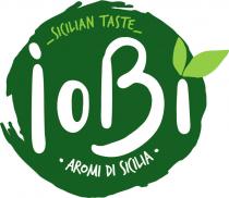logo è composto da un segno grafico circolare dai bordi frastagliati di colore verde scuro dove all interno ci sono logo è composto da un segno grafico circolare dai bordi frastagliati di colore verde scuro dove all interno ci sono diversi corpi di lettere. Uno più grande al centro riporta la scritta ioBi in color bianco e con un tipo di carattere bombato avendo la lettera B maiuscola. L ultima i non ha il puntino che è sostituito da due segni grafici in verde chiaro rappresentanti delle foglie. Nella parte superiore c è una scritta in inglese e in stampatello maiuscolo con un andamento arco convesso SICILIAN TASTE con un carattere che simula una scrittura a mano in color verde chiaro e nella parte di sotto una scritta in italiano che riporta letteralmente la seguente dicitura AROMI DI SICILIA sempre con carattere che simula una scrittura a mano ma quest ultima in color bianco con un andamento ad arco concavo. Il logo è composto da un segno grafico circolare dai bordi frastagliati di colore verde scuro dove all interno ci sono