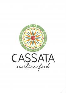 marchio è composto da un logo grafico rappresentante la cassata siciliana stilizzata vista dall alto. Lo stesso è di forma marchio è composto da un logo grafico rappresentante la cassata siciliana stilizzata vista dall alto. Lo stesso è di forma circolare con al suo interno disegnate le classiche decorazioni con i canditi e ghiaccia reale del dolce siciliano. Il logo è così composto:- da un anello circolare verde pistacchio con al suo interno 8 decorazioni bianche a forma di S e 24 puntini bianchi posti tra le decorazioni S a tre a tre; - all interno dell anello circolare di colore verde pistacchio vi è un cerchio di colore bianco con al suo interno:8 cerchi di colore rosso veneziano, 8 elementi di colore arancione chiaro formati da due spicchi speculari che formano un V ; - sempre all interno del cerchio di colore bianco sopra descrittovi è un elemento decorativo che raffigura idealmente un fiore stilizzato composto da : 8 petali realizzati con una linea di colore verde scuro e con, all interno di ogni petalo, un cerchio di colore giallo limone n. 8 cerchi totali e un disegno a forma di spicchio di colore arancio n.8 spicchi totali e al centro un cerchio di colore rosso veneziano con una spirale bianca. Nella parte bassa del marchio è inserita la scritta CASSATA in maiuscolo e sicilian food in minuscolo ed in corsivo. La scelta del nome del marchio Cassata sicilian food fa riferimento all origine del termine Cassata, infatti è un termine di origine araba quas at che significa bacinella . La leggenda vuole che il nome del dolce derivi dall uso di tale recipiente per mescolare ricotta e zucchero. L accostamento della cassata al nome del progetto nasce dal fatto che tale dolce esprime, nella sua sintesi decorativa barocca, sicilianità pura. L origine araba del termine, poi, contribuisce ad esprimere idealmente il concetto di contenitore di ricette tradizionali siciliane. Il marchio è composto da un logo grafico rappresentante la cassata siciliana stilizzata vista dall alto. Lo stesso è di forma
