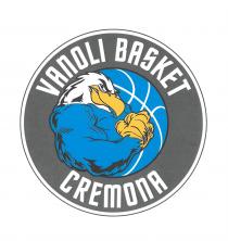 Dicitura VANOLI BASKET CREMONA realizzata in caratteri di stampatello maiuscolo campiti internamente con colore bianco e disposta su due livelli, Dicitura VANOLI BASKET CREMONA realizzata in caratteri di stampatello maiuscolo campiti internamente con colore bianco e disposta su due livelli, che si sviluppa all interno di una corona circolare di colore grigio con sottile cornice di colore bianco bordata di nero, dal centro della quale fuoriesce un immagine composita costituita dal fumetto di un falco nerboruto, in atteggiamento di sfida, avente piume di colore grigio-bianco, sopracciglia ed occhi neri, becco giallo e arancione, casacca blu con sfumature nere e zampe gialle e arancioni, dietro al quale si intravede una grossa palla da basket colorata di azzurro avente numerose righe bianche. Dicitura VANOLI BASKET CREMONA realizzata in caratteri di stampatello maiuscolo campiti internamente con colore bianco e disposta su due livelli