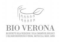 BIODISTRETTO VERONA NORD - OVEST - EST, VALPOLICELLA BALDO GARDAIl marchio si compone della figura stilizzata di un anfiteatro romano, BIODISTRETTO VERONA NORD - OVEST - EST, VALPOLICELLA BALDO GARDA marchio si compone della figura stilizzata di un anfiteatro romano, al di sopra del quale compare, in alto a destra, l immagine di una foglia. Sotto tale figura è presente la scritta in stampato maiuscolo BIO VERONA, e ancora al di sotto, in stampato maiuscolo con caratteri inferiori, la scritta BIO DISTRETTO DELLA PRODUZIONE E DELLA COMUNITA DEL BIOLOGICO E DELL AGRO BIODIVERSITA DI VERONA, VALPOLICELLA, GARDA, MONTE BALDO . Tale figura sarà riprodotta in qualsiasi dimensione, colore, sfumatura di colore o combinazione di colori. BIODISTRETTO VERONA NORD - OVEST - EST, VALPOLICELLA BALDO GARDA figurativo