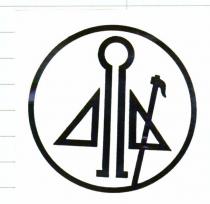 IMPRONTA CIRCOLARE A SPESSO TRATTO PIENO DI CONTORNO E FONDO VUOTO, CONTENENTE AL CENTRO IMPRONTA CIRCOLARE INTERROTTA DA DUE LINEE IMPRONTA CIRCOLARE A SPESSO TRATTO PIENO DI CONTORNO E FONDO VUOTO, CONTENENTE AL CENTRO IMPRONTA CIRCOLARE INTERROTTA DA DUE LINEE PARALLELE VERTICALI, AI LATI DUE TRIANGOLI, SU QUELLO A DESTRA LINEA OBLIQUA CHE LO ATTRAVERSA, SUGGERENTE ATTREZZO.