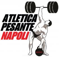 La parte tipografica del marchio di Atletica Pesante Napoli è realizzato con font Impact in corsivo. Il nome è sempre La parte tipografica del marchio di Atletica Pesante Napoli è realizzato con font Impact in corsivo. nome è sempre scritto in maiuscolo senza traccia esterna in colonna sulla sinistra del logo. Le parole Atletica Pesante sono scritte in nero, mentre la parola Napoli è scritta in colore rosso. Il logo rappresenta un sollevatore di pesi circense, con un bilanciere nella mano destra e una kettlebell nella mano sinistra, la quale reca una scritta in rosso: athlon, che in greco antico significa gara . Il tutto come da esemplare allegato. Atletica Pesante Napoli figurativo