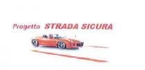 SULLO SFONDO BIANCO COMPARE IL MARCHIO CON LA DICITURA IN ROSSO PROGETTO STRADA SICURA, SOTTO TALE SCRITTA C E UN AUTOMOBILE SPORTIVA SULLO SFONDO BIANCO COMPARE MARCHIO CON LA DICITURA IN ROSSO PROGETTO STRADA SICURA, SOTTO TALE SCRITTA C E UN AUTOMOBILE SPORTIVA DECAPPOTTABILE DI COLORE ROSSO CON LE RUOTE CONTORNATE DI NERO E GRIGIO, DISEGNATA SU UNA STRADA BIANCA CON DUE LINEE ROSSE LATERALI. SULLO SFONDO BIANCO COMPARE IL MARCHIO CON LA DICITURA IN ROSSO PROGETTO STRADA SICURA, SOTTO TALE SCRITTA C E UN AUTOMOBILE SPORTIVA