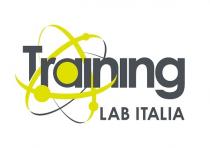 TITOLO:TRAINING LAB ITALIA S.R.L.Marchio costituito dalla scitta in caratteri di fantasia Training, con la lettera maiuscola iniziale e la lettera TITOLO:TRAINING LAB ITALIA S.R.L. Marchio costituito dalla scitta in caratteri di fantasia Training, con la lettera maiuscola iniziale e la lettera A che è riempita nella sua parte centrale dal colore giallo acido e rappresenta nucleo di un atomo con le traiettorie dei suoli elettroni che si intersecano in colore giallo acido e grigio antracite toccando le lettere fino alla prima N . La scritta LAB ITALIA è posta su un rigo più basso e con caratteri minuscoli di passo inferiore rispetto a Training . TITOLO:TRAINING LAB ITALIA S.R.L.Marchio costituito dalla scitta in caratteri di fantasia Training, con la lettera maiuscola iniziale e la lettera
