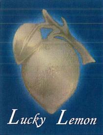 IL MARCHIO LUCKY LEMON E COSTITUITO DA UN LIMONE DI COLORE ORO CON AL DI SOPRA UN RAMETTO CHE SI MARCHIO LUCKY LEMON E COSTITUITO DA UN LIMONE DI COLORE ORO CON AL DI SOPRA UN RAMETTO CHE SI VISUALIZZA SUL LATO DESTRO CON ATTACCATO UNA FOGLIA DI LIMONE CHE SI VISUALIZZA SUL LATO SINISTRO, SOTTO VI E LA SCRITTA Lucky Lemon CON LE LETTERE L IN MAIUSCOLO E LE RESTANTI IN MINUSCOLI DI COLORE BIANCO IL TUTTO SU UNO SFONDO BLU, COME DA ESEMPLARE ALLEGATO. IL MARCHIO LUCKY LEMON E COSTITUITO DA UN LIMONE DI COLORE ORO CON AL DI SOPRA UN RAMETTO CHE SI