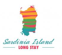Marchio figurativo SARDINIA ISLAND LONG STAY, nei colori verde acqua, verde, rosso e arancione, come da esemplare allegato. La traduzione Marchio figurativo SARDINIA ISLAND LONG STAY, nei colori verde acqua, verde, rosso e arancione, come da esemplare allegato. La traduzione in lingua italiana è Sardegna Soggiorno a lungo termine . Marchio figurativo SARDINIA ISLAND LONG STAY, nei colori verde acqua, verde, rosso e arancione, come da esemplare allegato. La traduzione