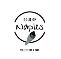 marchio è costituito dalla dicitura GOLD OF NAPLES, i cui termini posti l uno al di sotto dell altro, presentano, il marchio è costituito dalla dicitura GOLD OF NAPLES, i cui termini posti l uno al di sotto dell altro, presentano, il primo, un carattere di stampatello, il secondo un calligrafico di fantasia. La dicitura è inscritta in una circonferenza, interrotta in due punti simmetrici. Lungo il percorso della stessa è appoggiato il tipico cono di carta napoletano . A completamento del marchio segue la scritta STREET FOOD CAFE in piccoli caratteri di stampatello maiuscolo. Il marchio è costituito dalla dicitura GOLD OF NAPLES, i cui termini posti l uno al di sotto dell altro, presentano, il