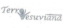 TERRA VESUVIANA TRADIZIONE IN TAVOLAIl marchio figurativo è composto da due parole più in evidenza :Terra, Vesuviana. Il font utilizzato è Lucida Calligraphy. La TERRA VESUVIANA TRADIZIONE IN TAVOLA marchio figurativo è composto da due parole più in evidenza :Terra, Vesuviana. Il font utilizzato è Lucida Calligraphy. La parola Terra è posta al rigo superiore rispetto alla parola Vesuviana . La a, della parola Terra, è rappresentata da un sole e da una mezza luna. In corrispondenza l ultima lettera della parola Terra, al rigo sotto inizia la parola Vesuviana, dove la V è rappresentata dal vulcano Vesuvio capovolto, con un carattere più piccolo alla fine e al di sopra della parola Vesuviana vi sono altre tre parole: tradizione in tavola TERRA VESUVIANA TRADIZIONE IN TAVOLAIl marchio figurativo è composto da due parole più in evidenza :Terra, Vesuviana. Il font utilizzato è Lucida Calligraphy. La