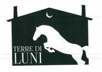 IL MARCHIO SI COMPONE DI UNA SAGOMA DI UNA CASA DI TIPO COLONICO CON DUE COMIGNOLI AI LATI DEL TETTO MARCHIO SI COMPONE DI UNA SAGOMA DI UNA CASA DI TIPO COLONICO CON DUE COMIGNOLI AI LATI DEL TETTO E UNA FINISTRELLA A FORMA DI LUNA SOTTO AL COLMO DEL TETTO. SULLA FACCIATA DELLA CASA, LATO SINISTRO, C E LA DICITURA TERRE DI E SOTTO A QUESTA LA DICITURA IN CARATTERE PIU GRANDE LUNI . SUI TRE QUARTI DELLA SAGOMA DELLA FACCIATA DELLA CASA A PARTIRE DAL LATO DESTRO VI E LA SAGOMA DI UN CAVALLO IN ATTEGGIAMENTO DI SALTARE - DA DESTRA A SINISTRA - LA SCRITTA TERRE DI LUNI COME FOSSE UN OSTACOLO. IL MARCHIO SI COMPONE DI UNA SAGOMA DI UNA CASA DI TIPO COLONICO CON DUE COMIGNOLI AI LATI DEL TETTO
