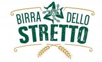 Brand Name BIRRA DELLO STRETTO viene raffigurato con un carattere tutto maiuscolo stampatello e una tipologia di font grunge Brand Name BIRRA DELLO STRETTO viene raffigurato con un carattere tutto maiuscolo stampatello e una tipologia di font grunge per raccontare la vocazione e il patrimonio di esperienza dei Mastri Birrai dell azienda; in colore verde, pantone n. 7484C su fondo carta martellata. Al centro tra le parole BIRRA e DELLO è posizionata l icona della Trinacria, stilizzata con tre luppoli che sporgono ai lati. La parola STRETTO ha una dimensione maggiore rispetto alle altre, per attestare in modo inequivocabile la geo localizzazione del birrificio e relativa produzione della birra. Sia sopra che sotto è presente una cornice che va a chiudersi in basso al centro con due spighe di luppoli. La stessa variante è realizzata anche in diverse tonalità di colori. Il Brand Name BIRRA DELLO STRETTO viene raffigurato con un carattere tutto maiuscolo stampatello e una tipologia di font grunge