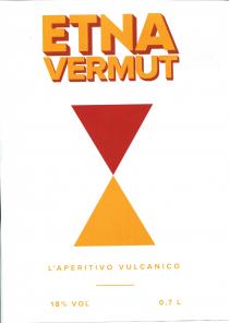 Sfondo bianco. Scritta in alto di colore giallo ocra ETNA VERMUT con bordi di profondità di colore rosso scuro Sfondo bianco. Scritta in alto di colore giallo ocra ETNA VERMUT con bordi di profondità di colore rosso scuro sbiadito. Al centro un triangolo capovolto di colore rosso scuro sbiadito, la cui punta capovolta tocca la punta di un altro triangolo sottoposto, posizionato correttamente, di colore giallo ocra Sfondo bianco. Scritta in alto di colore giallo ocra ETNA VERMUT con bordi di profondità di colore rosso scuro
