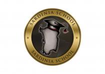 Marchio tipo circolare con un contorno color oro con la scritta nera SARDINIA SCHOOL all interno vi è raffigurata la SARDEGNA Marchio tipo circolare con un contorno color oro con la scritta nera SARDINIA SCHOOL all interno vi è raffigurata la SARDEGNA con un capello da laureato quale ha una banda rossa. Marchio tipo circolare con un contorno color oro con la scritta nera SARDINIA SCHOOL all interno vi è raffigurata la SARDEGNA