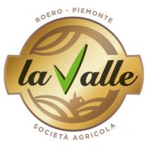 Marchio simil-circolare di colore dorato/giallo contente la scritta La Valle con V accentuata di colore verde identificante una valle. All interno Marchio simil-circolare di colore dorato/giallo contente la scritta La Valle con V accentuata di colore verde identificante una valle. All interno del marchio v è la rappresentazione stilizzata di due colline, una nuvola ed una chiesa. In corrispondenza della circonferenza esterna del cerchio sono indicate le cifre linguistiche Roero - Piemonte e Società Agricola . Marchio simil-circolare di colore dorato/giallo contente la scritta La Valle con V accentuata di colore verde identificante una valle. All interno