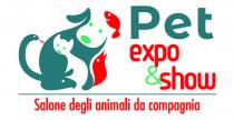 marchio si compone della dicitura PET EXPO SHOW SALONE DEGLI ANIMALI DA COMPAGNIA . Alla dicitura PET EXPO marchio si compone della dicitura PET EXPO SHOW SALONE DEGLI ANIMALI DA COMPAGNIA . Alla dicitura PET EXPO SHOW è affiancata a sinistra una figura che simboleggia il mondo degli animali un cane, un gatto, un pesce rosso sulla testa del cane, un rettile al posto della coda del cane, un roditore al posto della zampa destra del cane, e un uccello di color rosso . Il marchio si compone della dicitura PET EXPO SHOW SALONE DEGLI ANIMALI DA COMPAGNIA . Alla dicitura PET EXPO