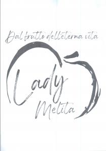 marchio consiste nella scritta LADY MELITA con carattere di fantasia, posta all interno di una mela stilizzata. LADY è scritta marchio consiste nella scritta LADY MELITA con carattere di fantasia, posta all interno di una mela stilizzata. LADY è scritta con la lettera L maiuscola, in modo obliquo ascendente da sx verso dx; MELITA è posta sotto leggermente a destra rispetto a Lady, ed è scritta orizzontalmente; sopra la mela la scritta DAL FRUTTO DELL ETERNA VITA con carattere di fantasia. Il marchio consiste nella scritta LADY MELITA con carattere di fantasia, posta all interno di una mela stilizzata. LADY è scritta