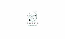 il logo è composto da una spirale centrale. nella parte alta a ridosso della spirale si vedono 3 stelle di logo è composto da una spirale centrale. nella parte alta a ridosso della spirale si vedono 3 stelle di dimensioni diverse posizionate altezza diversa. nella parte bassa a ridosso della spirale si vedono 3 pianeti di dimensioni diverse posizionati ad altezze diverse di cui quello situato all estrema desta presenta anche i cosidetti anelli. nella parte bassa del marchio al di sotto della spirale risulta la parola COSMO Font parola Cosmo : Futurist Fixed-Width Regular al di sotto della quale si riporta la parola RESTAURANT Font parola restaurant : Microsoft Yi Baiti Regular . il logo è composto da una spirale centrale. nella parte alta a ridosso della spirale si vedono 3 stelle di