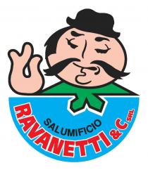 marchio consiste in una immagine nella cui parte superiore compare una immagine di una mano ed il volto di marchio consiste in una immagine nella cui parte superiore compare una immagine di una mano ed il volto di un uomo rosa, con cappello e baffi neri e camicia verde; mentre nella parte inferiore è rappresentato un semicerchio azzurro che include il logotipo SALUMIFICIO RAVANETTI C. S.R.L. scritto in caratteri di fantasia e di colore rosso. Il marchio consiste in una immagine nella cui parte superiore compare una immagine di una mano ed il volto di