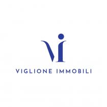 Marchio consiste nel segno grafico formato da: linea bidimensionale di spessore non uniforme, obliqua, incurvata, che si assottigliata verso Marchio consiste nel segno grafico formato da: linea bidimensionale di spessore non uniforme, obliqua, incurvata, che si assottigliata verso l esterno, affiancata da una figura geometrica irregolare verticale, che si allarga alla base formando due allungamenti simmetrici e si assottiglia e incurva verso l esterno, ed è sormontata da un elemento grafico a forma circolare. Sotto le due figure è presente la scritta a carattere stampatello VIGLIONE IMMOBILI . Il Marchio consiste nel segno grafico formato da: linea bidimensionale di spessore non uniforme, obliqua, incurvata, che si assottigliata verso