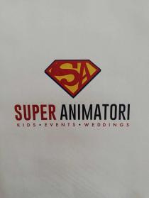 il marchio è composto da un pentagono che ricorda il distintivo di superman.su contorni blu,raffigura la scritta SA in stampatello marchio è composto da un pentagono che ricorda il distintivo di superman.su contorni blu,raffigura la scritta SA in stampatello di colore rosso su sfondo giallo, e sotto la scritta sempre in stampatello maiuscolo SUPER in rosso e ANIMATORI in blu, e sulla riga ancora sotto in stampatello rosso KIDS.EVENTS.WEDDINGS intervallate da un punto blu. il marchio è composto da un pentagono che ricorda il distintivo di superman.su contorni blu,raffigura la scritta SA in stampatello