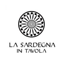 La Pintadera Sarda, di forma circolare posta al centro.Sotto di essa la dicitura La Sardegna in Tavola. La Pintadera Sarda, di forma circolare posta al centro. Sotto di essa la dicitura La Sardegna in Tavola. La Pintadera Sarda, di forma circolare posta al centro.Sotto di essa la dicitura La Sardegna in Tavola.
