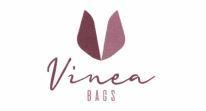 VINEA BAGS. LOGO COMPOSTO DALLA FORMA STILIZZATA DEL CALICE DI VINO MEDIANTE L UNIONE DI DUE ELEMENTI SIMMETRICI RISPETTO A UNA VINEA BAGS. LOGO COMPOSTO DALLA FORMA STILIZZATA DEL CALICE DI VINO MEDIANTE L UNIONE DI DUE ELEMENTI SIMMETRICI RISPETTO A UNA V CENTRALE. NOME AZIENDALE RIPORTATO SOTTO LA FIGURA CON SCRITTA VINEA IN CORSIVO E BAGS IN STAMPATELLO SULLA RIGA SOTTOSTANTE CENTRALE VINEA BAGS. LOGO COMPOSTO DALLA FORMA STILIZZATA DEL CALICE DI VINO MEDIANTE L UNIONE DI DUE ELEMENTI SIMMETRICI RISPETTO A UNA