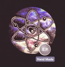marchio consiste in un immagine che rappresenta un atomo, generatore di energia con orbite in movimento attorno al nucleo. E marchio consiste in un immagine che rappresenta un atomo, generatore di energia con orbite in movimento attorno al nucleo. E posto all interno di un immagine rotonda, che rappresenta il globo terrestre. All interno dell atomo vi è un cuore, simbolo di Amore Universale. Nella parte bassa, lato destro, vi è una piccola immagine rotonda, con sfondo grigio, contenente la dicitura E.P. . Ancor più in basso, all interno di un riquadro di forma rettangolare, vi è la dicitura Hand Made Il marchio consiste in un immagine che rappresenta un atomo, generatore di energia con orbite in movimento attorno al nucleo. E