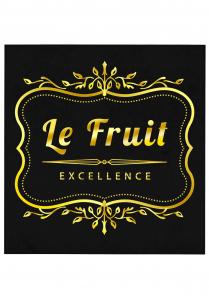 marchio consiste in un quadrato completamente nero con all interno la scritta in stampatello minuscolo Le Fruit e in stampatello marchio consiste in un quadrato completamente nero con all interno la scritta in stampatello minuscolo Le Fruit e in stampatello maiuscolo EXCELLENCE entrambe di colore oro suddivise da una linea ornamentale; il tutto racchiuso da una cornice rettangolare albero di colore oro. Traduzione: il frutto eccellente. Il marchio consiste in un quadrato completamente nero con all interno la scritta in stampatello minuscolo Le Fruit e in stampatello