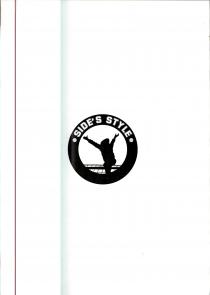 SIDE S STYLE -Il marchio SIDE S STYLE è contraddistinto da una rappresentazione grafica ciroclare a 2 colori bianco e nero contenente SIDE S STYLE -marchio SIDE S STYLE è contraddistinto da una rappresentazione grafica ciroclare a 2 colori bianco e nero contenente una scritta SIDE S STYLE di colore bianco che si sviluppa arco nella parte superiore del cerchio nero e all interno nella parte bianca un personaggio in nero raffigurante un tifoso a braccia alzate seduto su di una ringhiera. La scritta è preceduta da un pallone stilizzato bianco il quale è presente anche al termine della stessa. Il significato delle parole SIDE S STYLE è in lingua inglese e significa letteralmente LO STILE DEL SETTORE. Il font utilizzato è SUPERSTARS SIDE S STYLE -Il marchio SIDE S STYLE è contraddistinto da una rappresentazione grafica ciroclare a 2 colori bianco e nero contenente