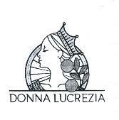 marchio DONNA LUCREZIA è composto da un ovale a fondo bianco con all interno dei raggi, con un bordo che marchio DONNA LUCREZIA è composto da un ovale a fondo bianco con all interno dei raggi, con un bordo che lo circonda con all interno piccoli puntini neri, all interno si trova il volto laterale di una donna con una corona, alla destra del collo della donna è presente un ramo con foglie e due arance. Sotto il collo è presente uno scollo con decoro siciliano. In basso in lenea orizzontale è presente la scritta DONNA LUCREZIA. Il marchio DONNA LUCREZIA è composto da un ovale a fondo bianco con all interno dei raggi, con un bordo che