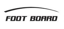 marchio FOOT BOARD è formato dalle parole FOOT e BOARD rappresentate in maiuscolo con caratteri grassetti e leggermente inclinati marchio FOOT BOARD è formato dalle parole FOOT e BOARD rappresentate in maiuscolo con caratteri grassetti e leggermente inclinati verso destra su una singola riga e separate da uno spazio. La lettera F è rappresentata in forma squadrata, con l angolo superiore sinistro leggermente arrotondato. Le lettere O sono rappresentate in forma squadrata, anche se con angoli leggermente arrotondati. Le lettere B e D sono rappresentate in forma squadrata, anche se con gli angoli superiore sinistro e inferiore sinistro leggermente arrotondati. La lettera A è rappresentata in forma squadrata, con gli angoli superiori destro e sinistro leggermente arrotondati. La lettera R è rappresentata in forma squadrata, con l angolo superiore destro leggermente arrotondato. Sopra tutta la lunghezza delle parole è presente una linea curva che crea un arco schiacciato. L estremità sinistra della linea è più spessa e si riduce andando verso destra. Il marchio FOOT BOARD è formato dalle parole FOOT e BOARD rappresentate in maiuscolo con caratteri grassetti e leggermente inclinati