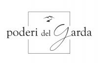 PODERI DEL GARDA Il marchio consiste nella scritta poderi del Garda con carattere con grazie. La G di Garda ha un PODERI DEL GARDA marchio consiste nella scritta poderi del Garda con carattere con grazie. La G di Garda ha un carattere diverso che simula la scrittura a mano libera. Il tutto è racchiuso in un quadrato che si interrompe prima della scritta poderi del garda . All interno del quadrato, nella parte alta, c è un simbolo stilizzato che richiama le montagne e il lago. PODERI DEL GARDAIl marchio consiste nella scritta poderi del Garda con carattere con grazie. La G di Garda ha un