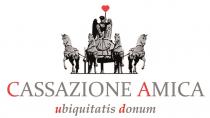 rappresentazione stilizzata su fondo bianco di colore grigio della quadriga posta in cima all edificio della Corte di Cassazione con personaggio rappresentazione stilizzata su fondo bianco di colore grigio della quadriga posta in cima all edificio della Corte di Cassazione con personaggio alato brandente un asta con in cima un cuore di rosso . Al di sotto scritta in maiuscolo grigio con iniziali in rosso CASSAZIONE AMICA ed al rigo successivo, sempre in grigio con iniziali in rosso ma in corsivo minuscolo ubiquitatis donum rappresentazione stilizzata su fondo bianco di colore grigio della quadriga posta in cima all edificio della Corte di Cassazione con personaggio