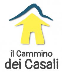 logo identifica un cammino, denominato Cammino dei Casali, situato nella provincia dell Aquila. Il logo rappresenta la silhouette stilizzata di un logo identifica un cammino, denominato Cammino dei Casali, situato nella provincia dell Aquila. Il logo rappresenta la silhouette stilizzata di un casale visto frontalmente con il portale aperto. Il profilo del casale ricorda la forma di una freccia rivolta verso l alto che indica idealmente un percorso. Nella parte superiore del logo troviamo il profilo della vetta e dei fianchi di una montagna che seguono e accompagnano la forma del tetto del casale/freccia. Il logo identifica un cammino, denominato Cammino dei Casali, situato nella provincia dell Aquila.Il logo rappresenta la silhouette stilizzata di un