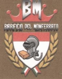 Denominazione: BM BIRRIFICIO DEL MONFERRATO. Su sfondo rettangolare marrone: in alto, una corona marchionale rossa profili in parte sbiancati, con Denominazione: BM BIRRIFICIO DEL MONFERRATO. Su sfondo rettangolare marrone: in alto, una corona marchionale rossa profili in parte sbiancati, con al centro, sovrapposta, la sigla maiuscola BM più sfumature di grigio ; sotto la corona, la scritta maiuscola BIRRIFICIO DEL MONFERRATO più sfumature di grigio ; sotto la scritta, uno scudo prima parte rossa, poi bianca con, al centro, un elmo medievale più grigi rivolto a sinistra affiancato da un mattone arancione e da un ferro di cavallo più grigi, ai lati, varie foglie gialle profili in parte sbiancati/grigi, e, in fondo, due gagliardetti con i colori della bandiera italiana. Denominazione: BM BIRRIFICIO DEL MONFERRATO.