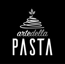 Marchio ARTE DELLA PASTA si compone della dicitura artedella trascritta in corsivo senza spazi e in minuscolo; sotto tale Marchio ARTE DELLA PASTA si compone della dicitura artedella trascritta in corsivo senza spazi e in minuscolo; sotto tale dicitura, allineata al centro verticalmente, campeggia un ulteriore scritta PASTA, trascritta in maiuscolo e di dimensioni maggiori rispetto alla prima. Completa il layout visivo, un pittogramma grafico constante di una spirale stilizzata a mo di Vesuvio rappresentante una porzione di spaghetti, al culmine della quale vi sono tre foglioline stilizzate che simboleggiano il grano. Tale pittogramma è ubicato centralmente sopra la sezione denominativa. Il Marchio ARTE DELLA PASTA si compone della dicitura artedella trascritta in corsivo senza spazi e in minuscolo; sotto tale