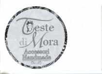 marchio consiste in un cerchio dove nella parte esterna sono raffigurati disegni del carretto siciliano. All interno del cerchio è marchio consiste in un cerchio dove nella parte esterna sono raffigurati disegni del carretto siciliano. All interno del cerchio è posta la scritta Teste di Mora . All interno della T è posta una testa di moro. Sotto è posta la scritta Accessori e sotto ancora Handmade . Sotto Handmade vi è una linea e sotto ancora sono disegnati due gigli contrapposti. Il marchio consiste in un cerchio dove nella parte esterna sono raffigurati disegni del carretto siciliano. All interno del cerchio è